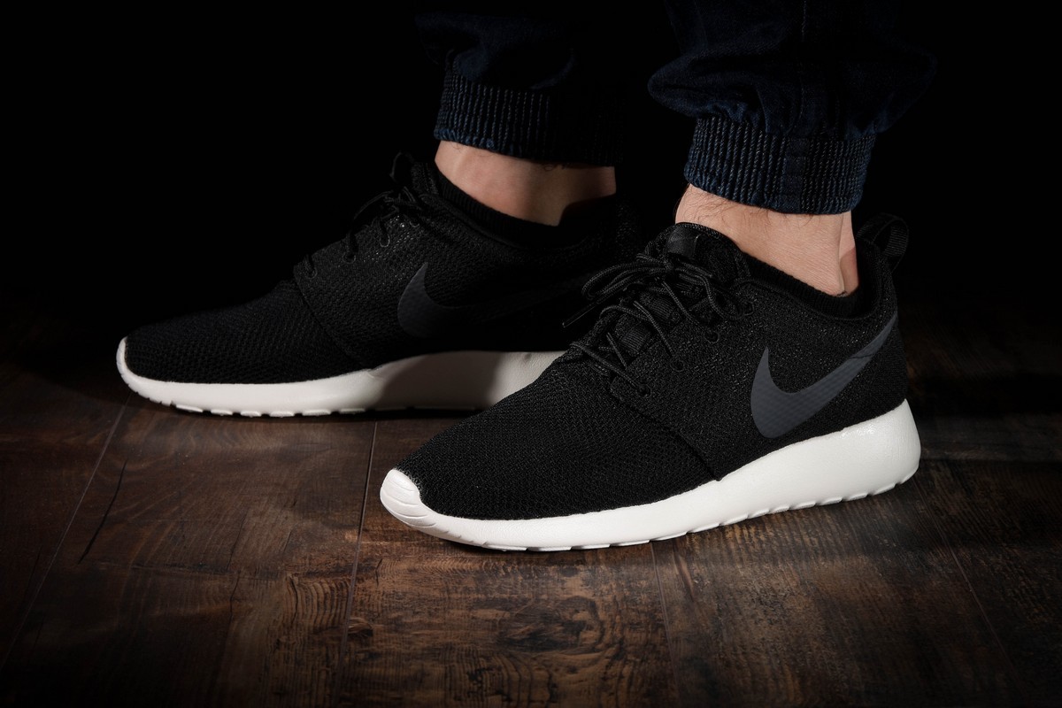 NIKE ROSHE ONE BLACKOUT