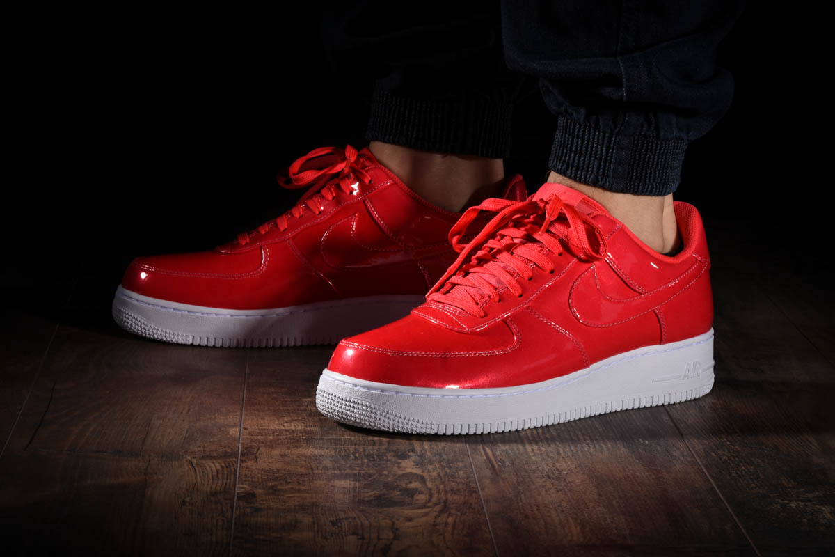 NIKE AIR FORCE 1 '07 LV8 UV SIREN RED