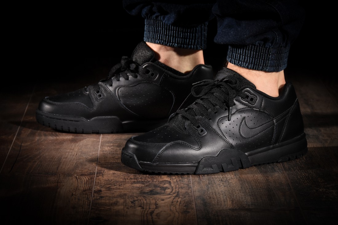 NIKE CROSS TRAINER LOW TRIPLE BLACK